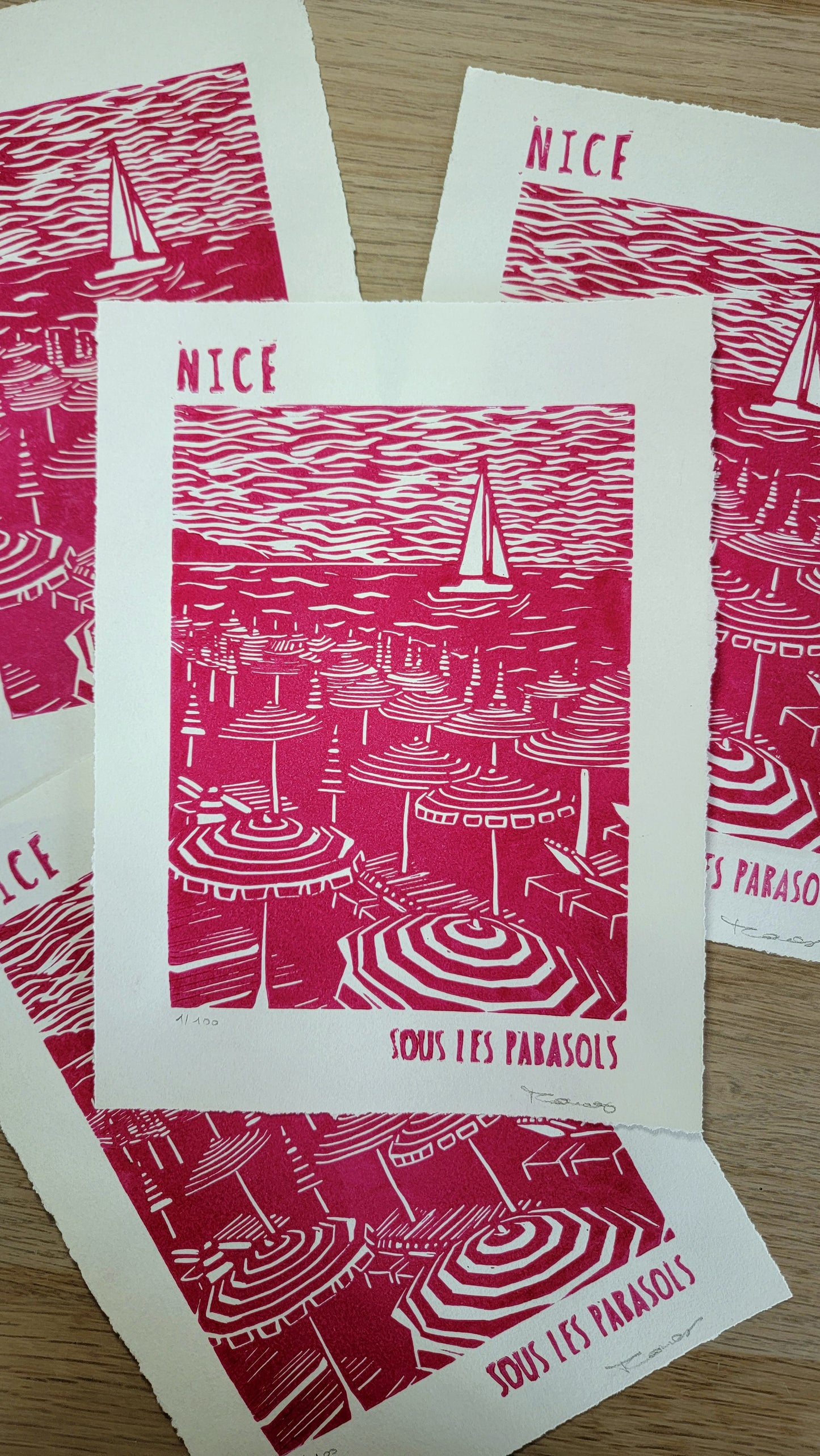 Linogravure originale en édition limitée "Sous les parasols" Couleur Magenta