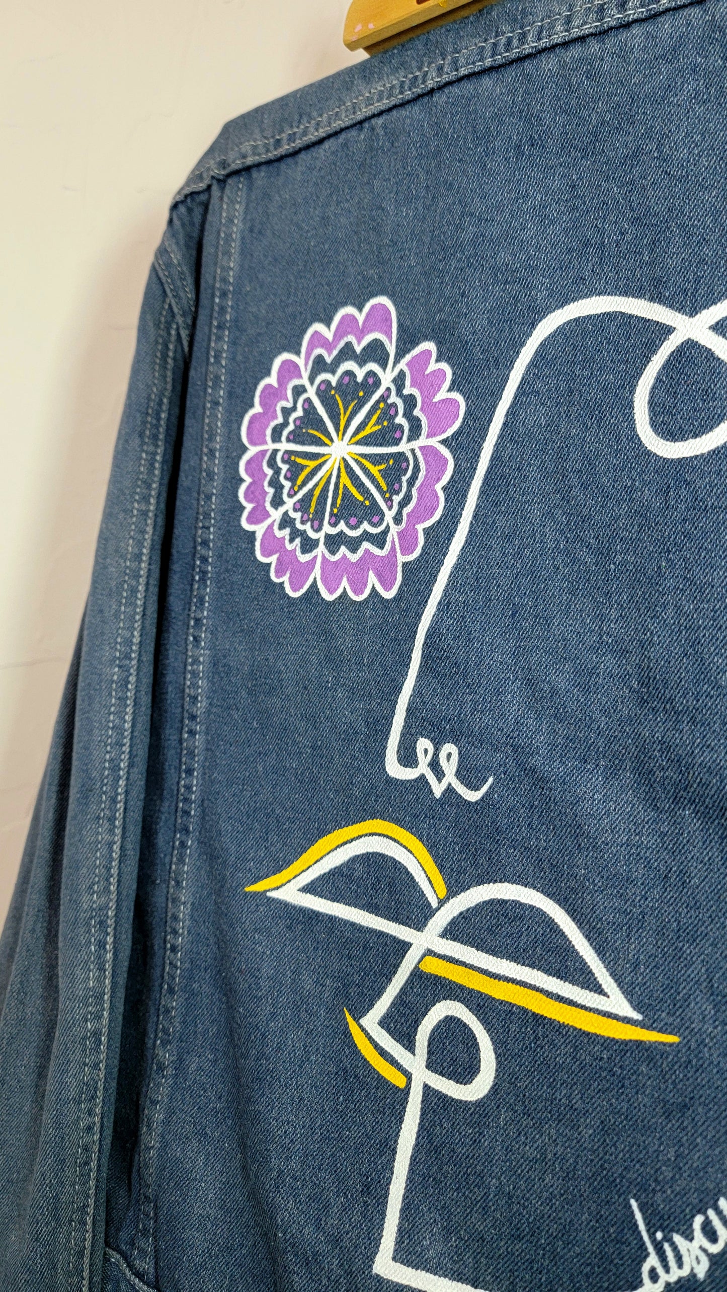 Veste en jean upcyclée peinte à la main, pièce unique, poétique. "Discussions au crépuscule" - Taille 36 S