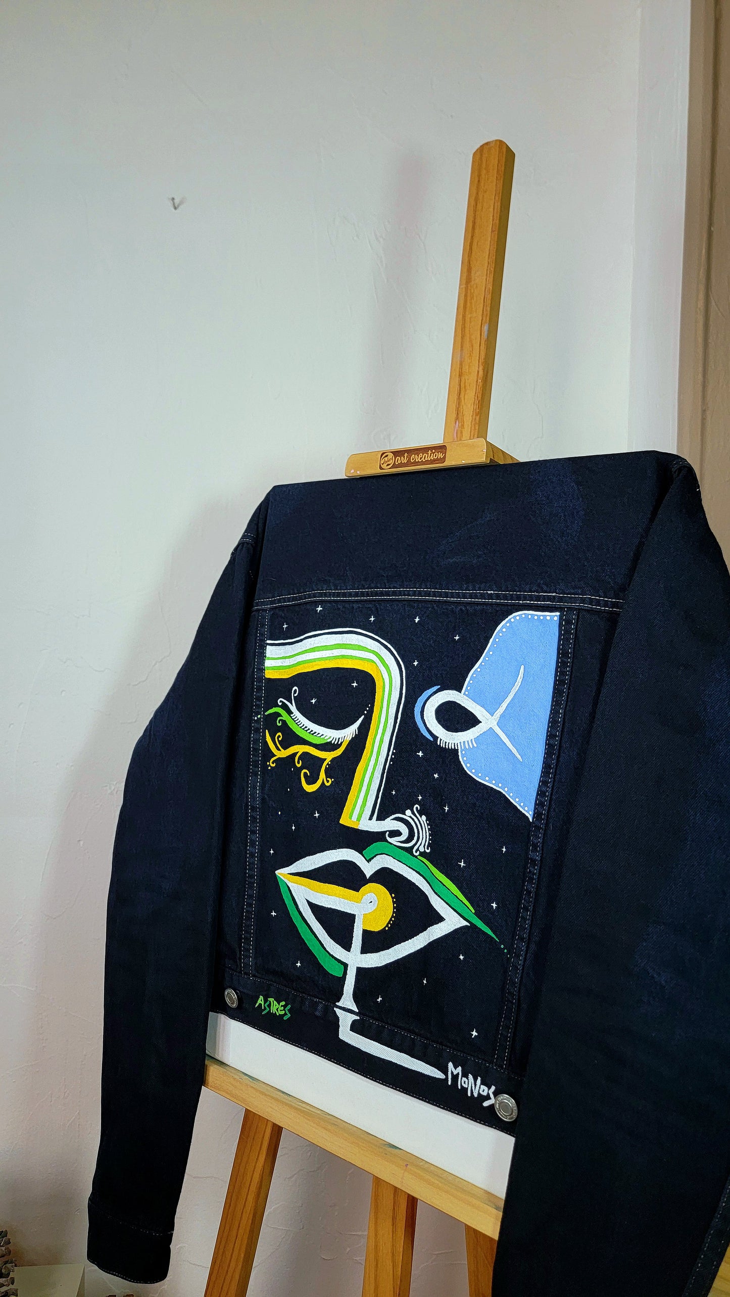 Veste en jean upcyclée peinte à la main. "Astres" - Taille S