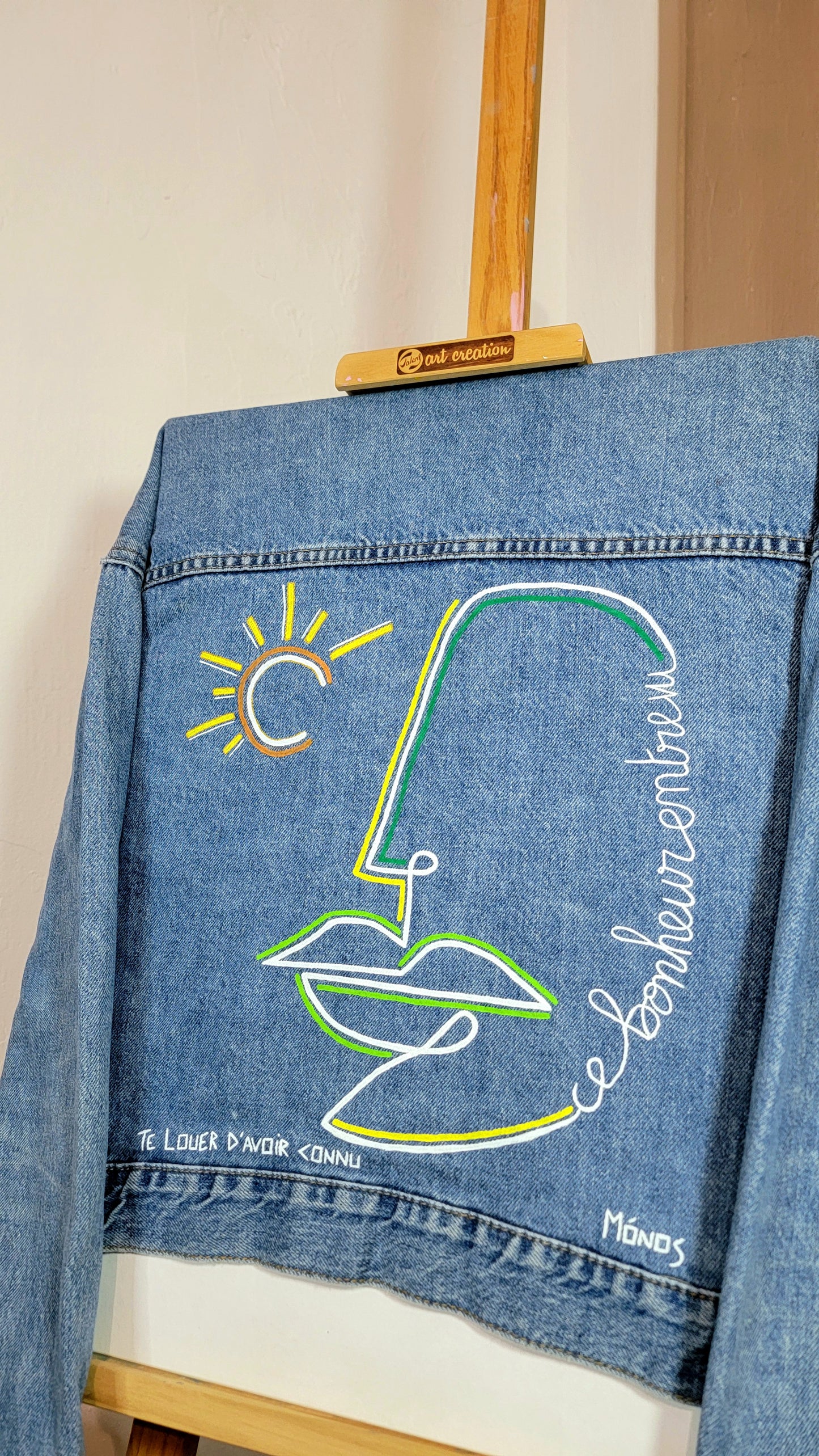 Veste en jean upcyclée peinte à la main. "Ce bonheur entrevu" - Taille : S (femme)