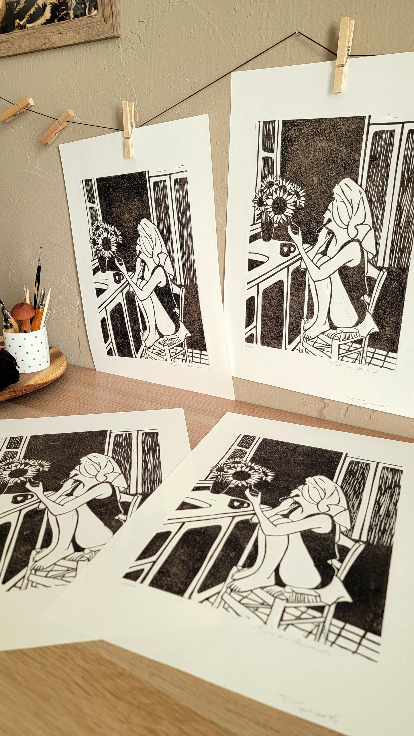 Linogravure originale en édition limitée "La fille aux tournesols" Couleur Sépia