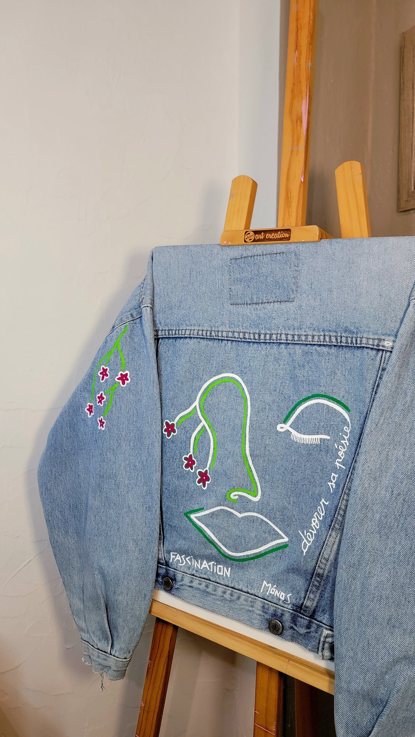 Veste en jean upcyclée peinte à la main. "Dévorer sa poésie" - Taille M