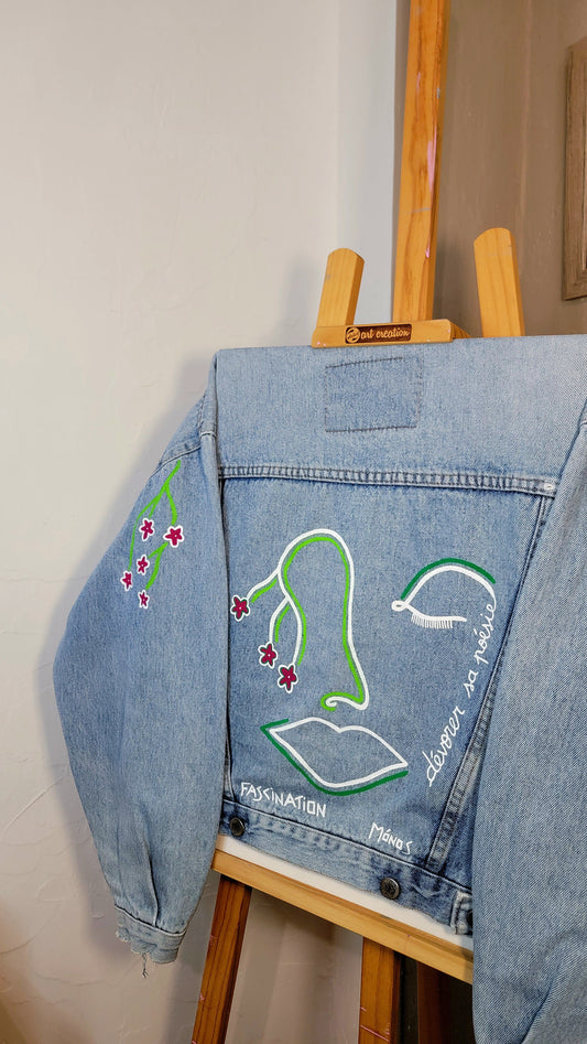 Veste en jean upcyclée peinte à la main. "Dévorer sa poésie" - Taille M