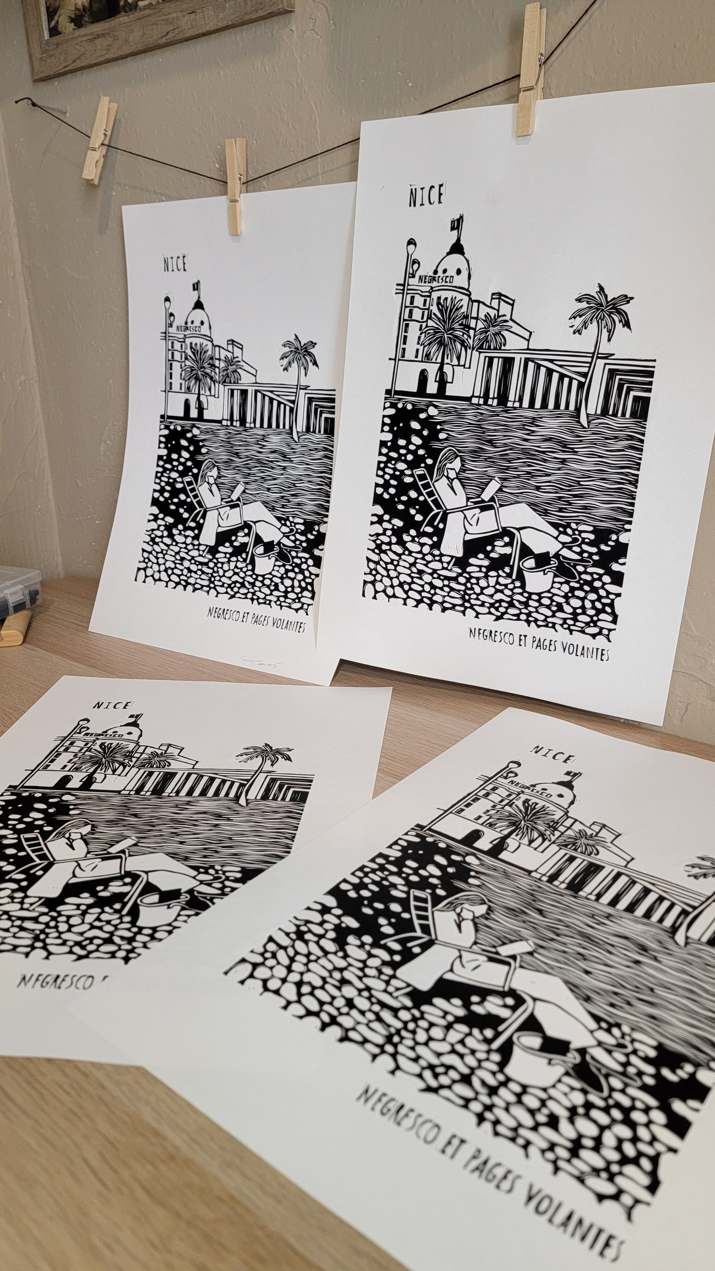 Linogravure originale en édition limitée "Negresco et pages volantes" Couleur Noir de carbone