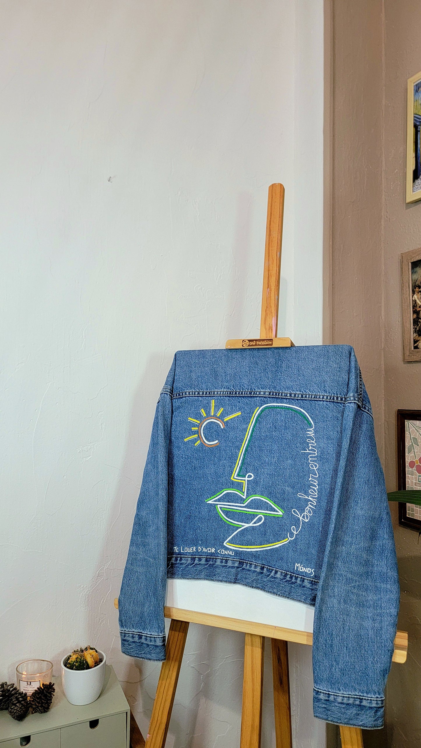 Veste en jean upcyclée peinte à la main. "Ce bonheur entrevu" - Taille : S (femme)