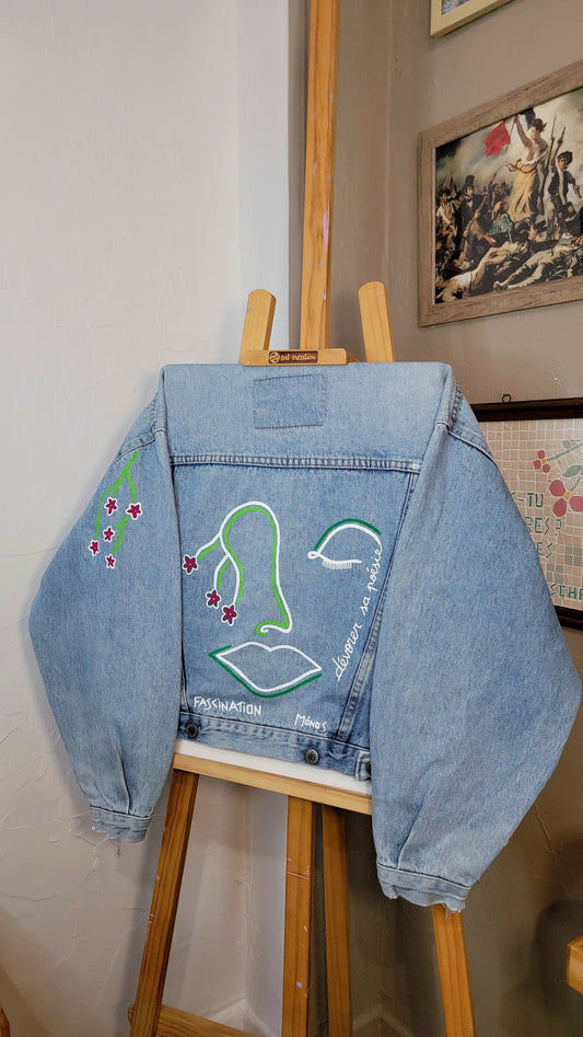 Veste en jean upcyclée peinte à la main. "Dévorer sa poésie" - Taille M