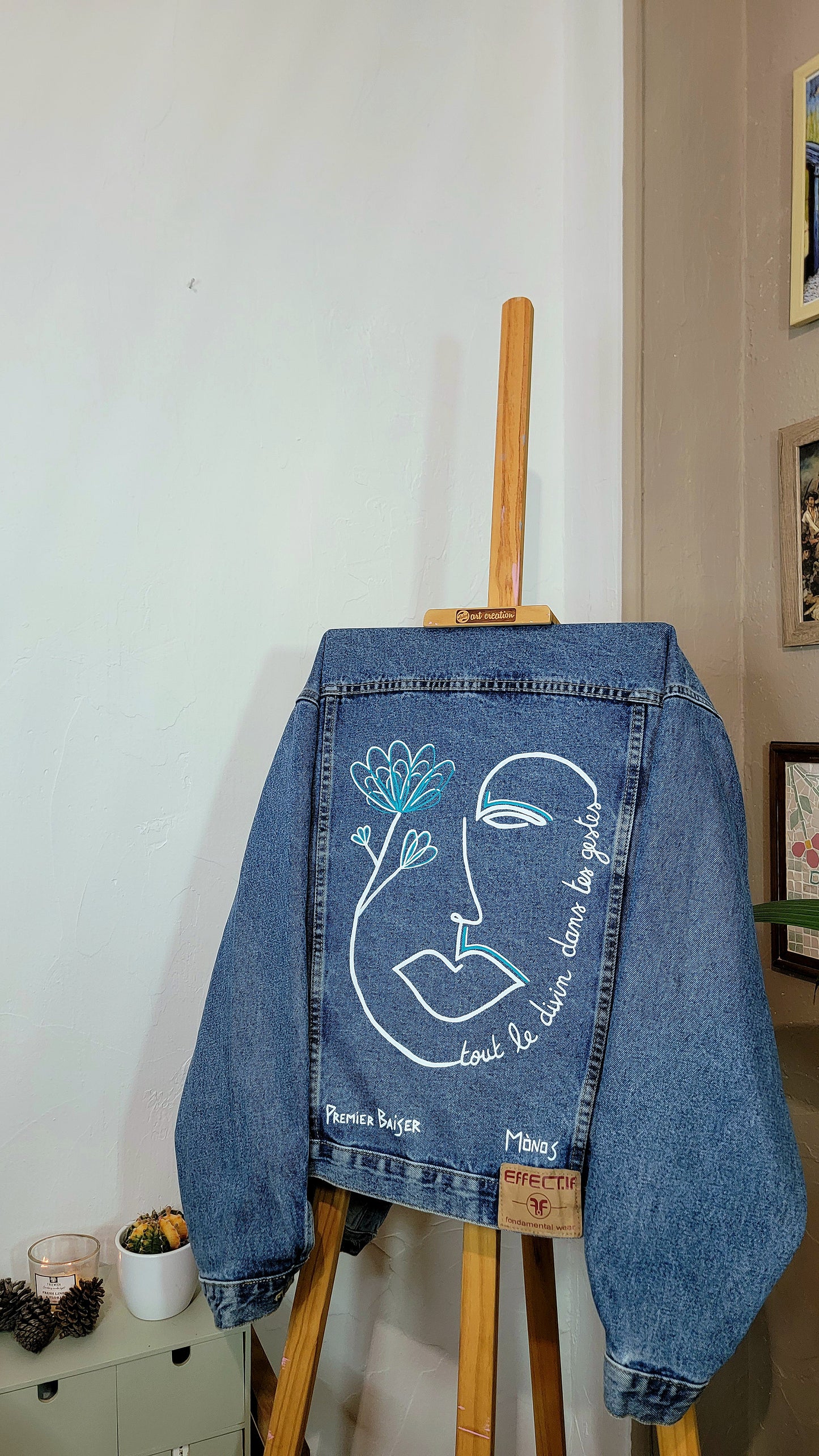 Veste en jean upcyclée peinte à la main. "Tout le divin dans tes gestes" - Taille L/XL (homme) - Coupe Oversize