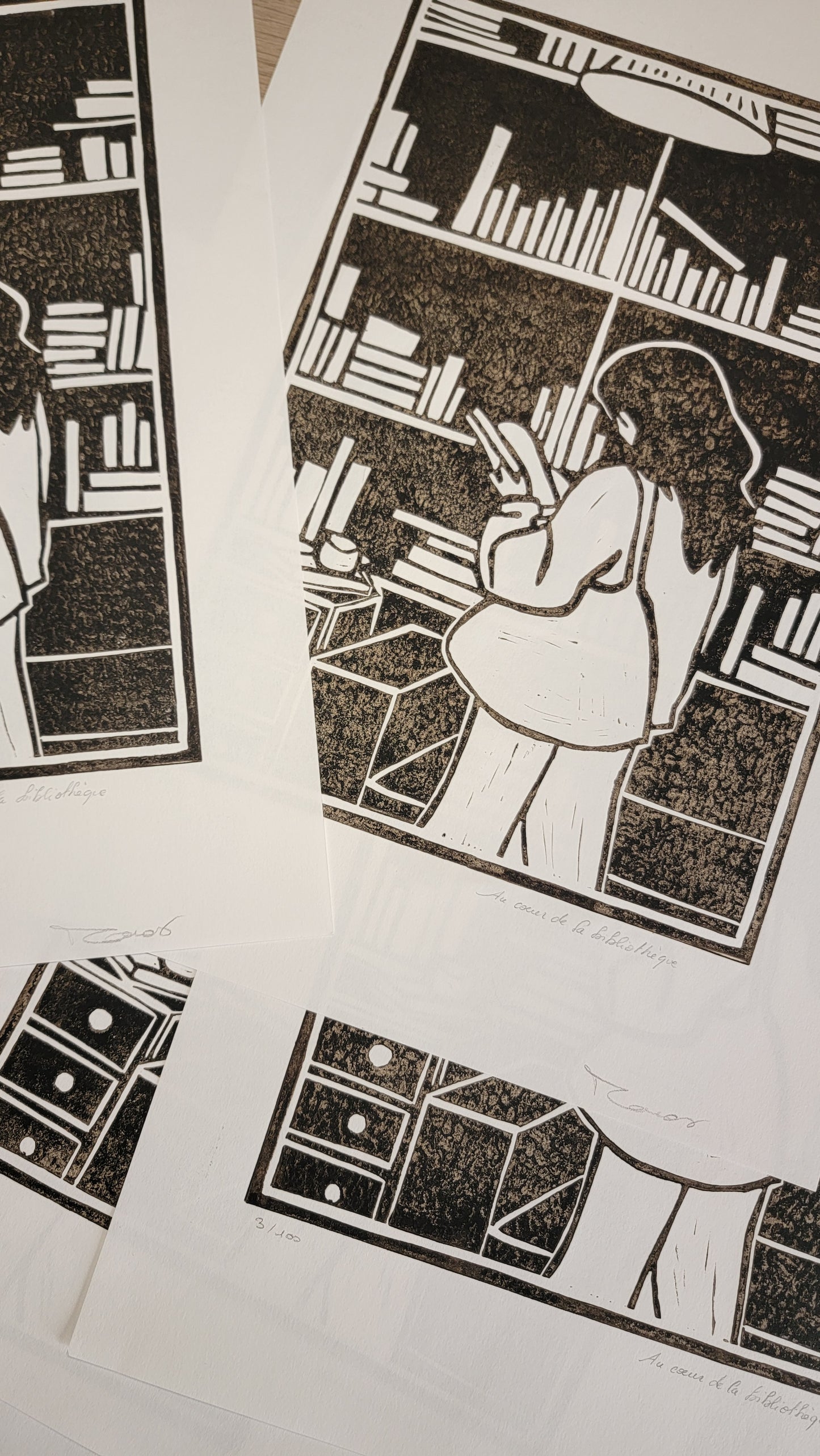 Linogravure originale en édition limitée "Au coeur de la bibliothèque" Couleur Sépia