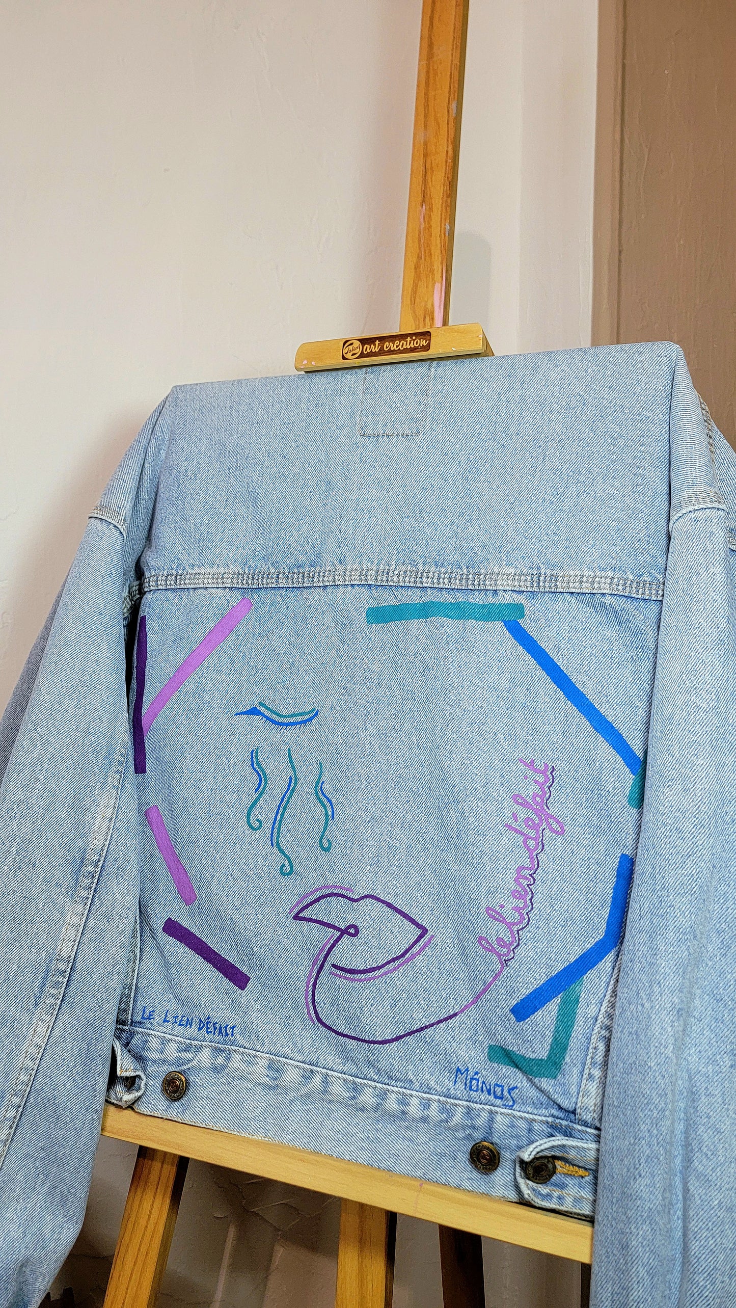 Veste en jean upcyclée peinte à la main. "Le lien défait" - Taille L