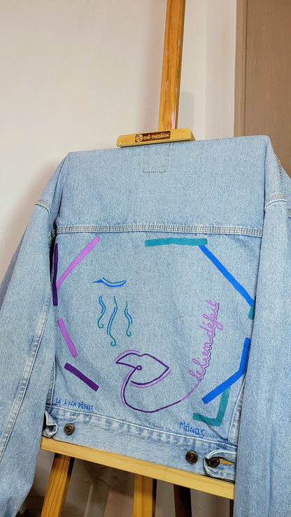 Veste en jean upcyclée peinte à la main. "Le lien défait" - Taille L