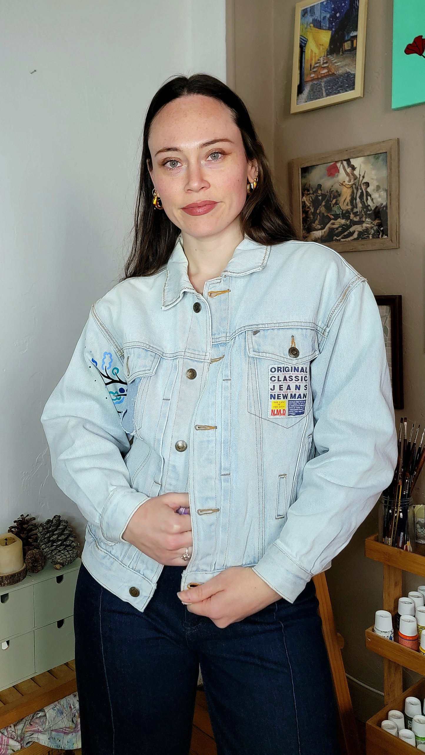 Veste en jean upcyclée peinte à la main. "Perles" - Taille M
